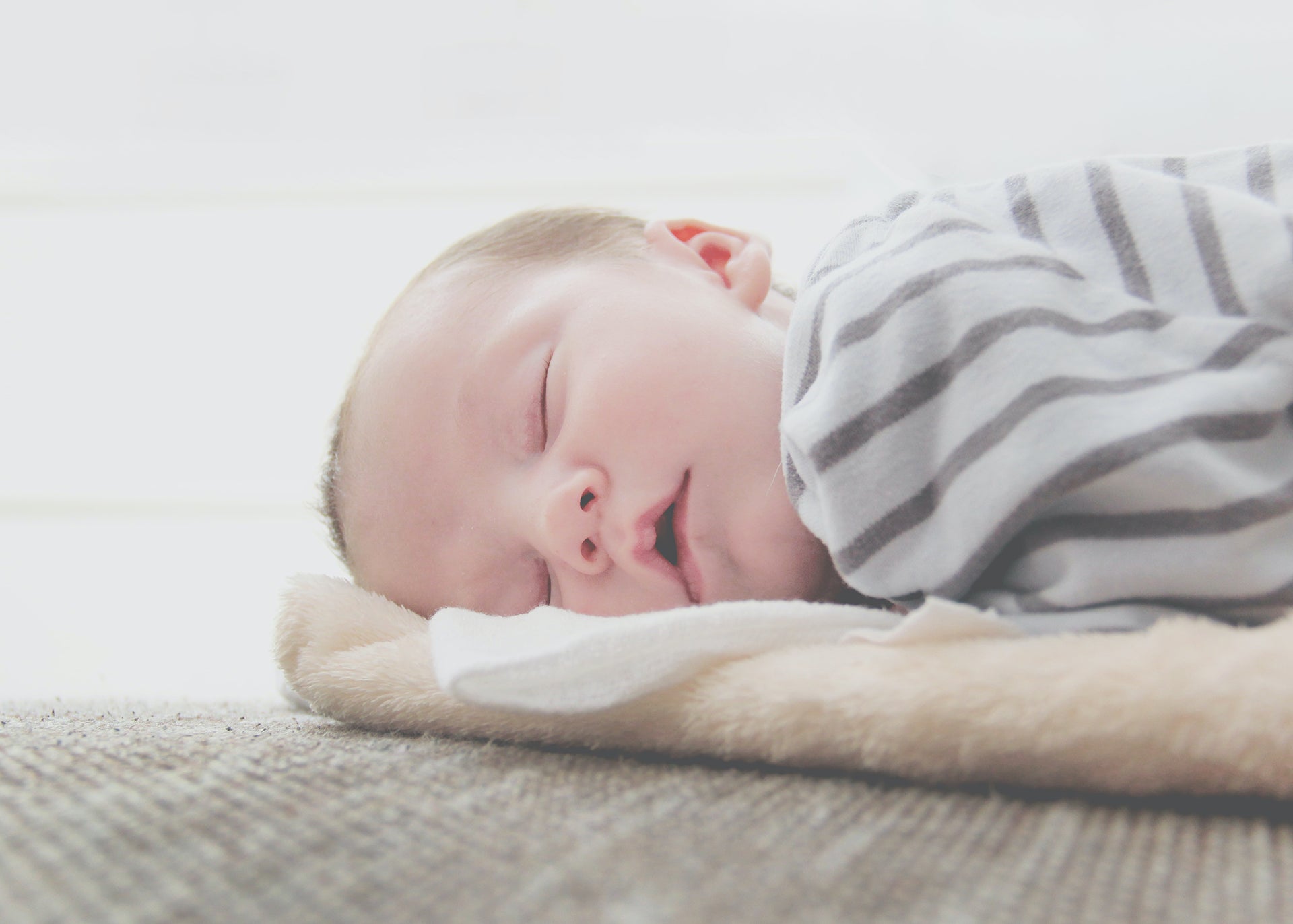 Benefits & Risks of Newborn Side Sleeping from an Expert – Woolino